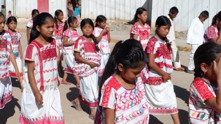 Ni&ntilde;as de Cochoapa el
Grande durante los festejos de la fundaci&oacute;n del Estado de Guerrero, 2012